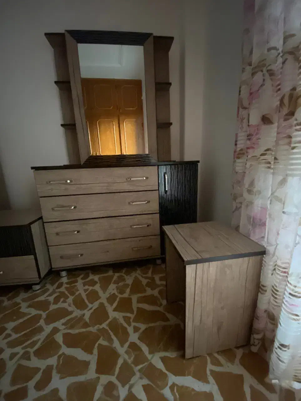 میز و آینه آرایش ۴ کشو سالم بدون خط و خش|تخت و سرویس خواب|رودسر, |دیوار