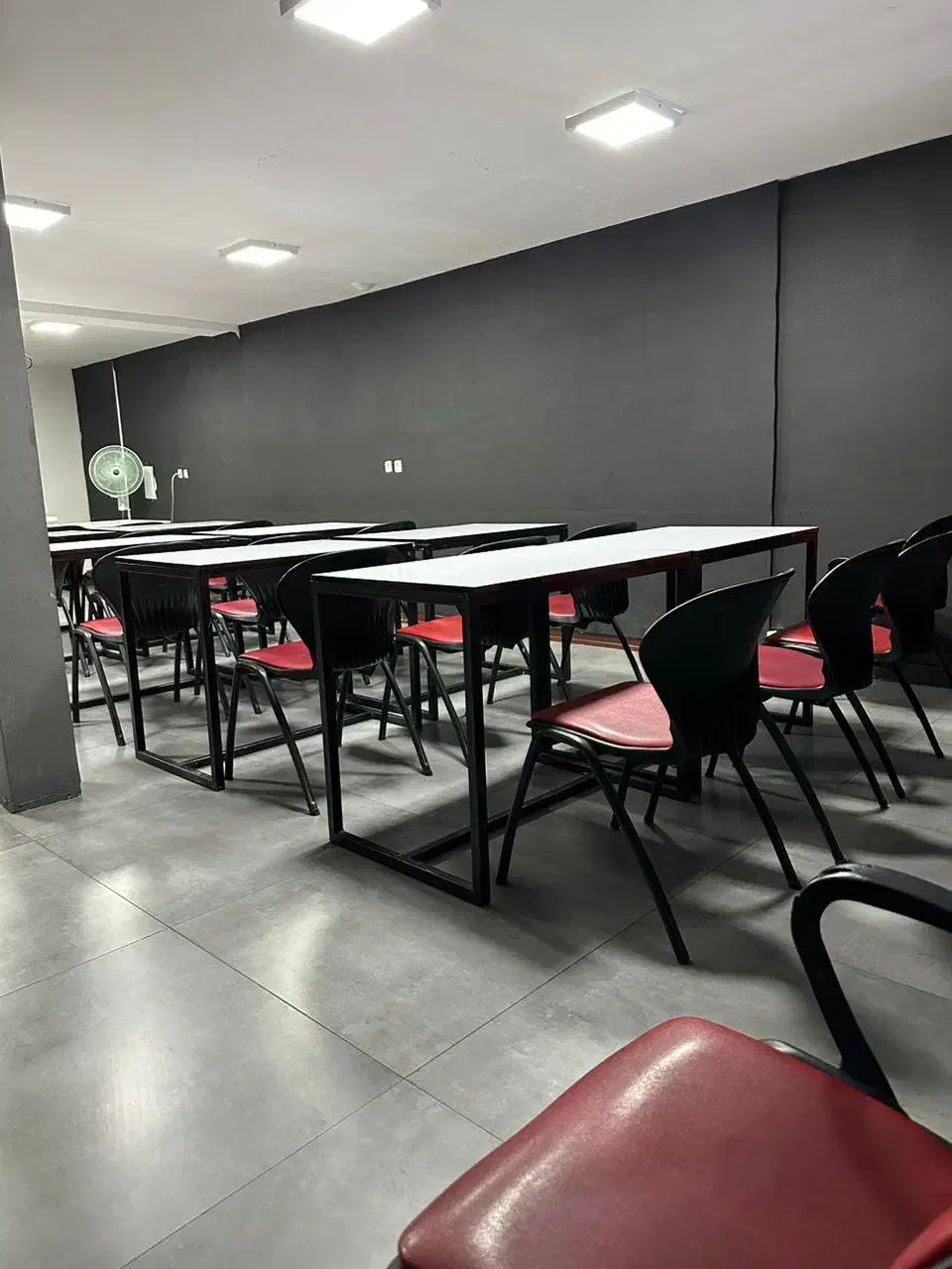 اجاره فضای آموزشی و میزکار|اجارهٔ کوتاه‌مدت دفتر کار و فضای آموزشی|اصفهان, سعادت‌آباد|دیوار