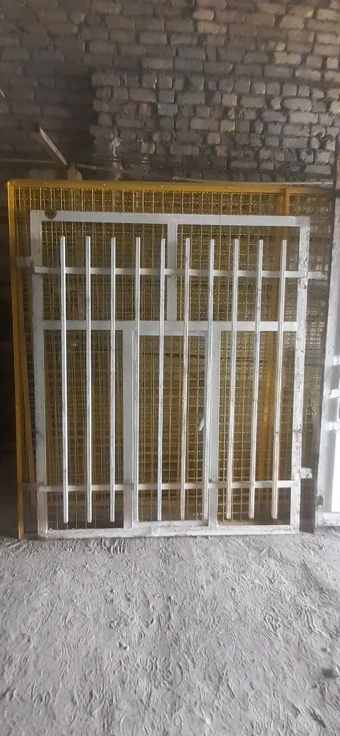 درب تک لنگه حیاطی دو عدد پنجره|مصالح و تجهیزات ساختمان|اراک, |دیوار