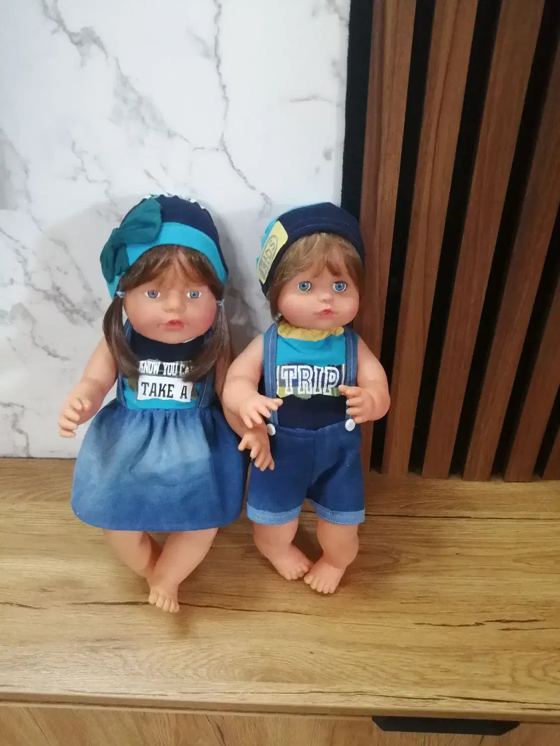 تعدادی عروسک|اسباب‌بازی بچه|کاشان, شهدا|دیوار