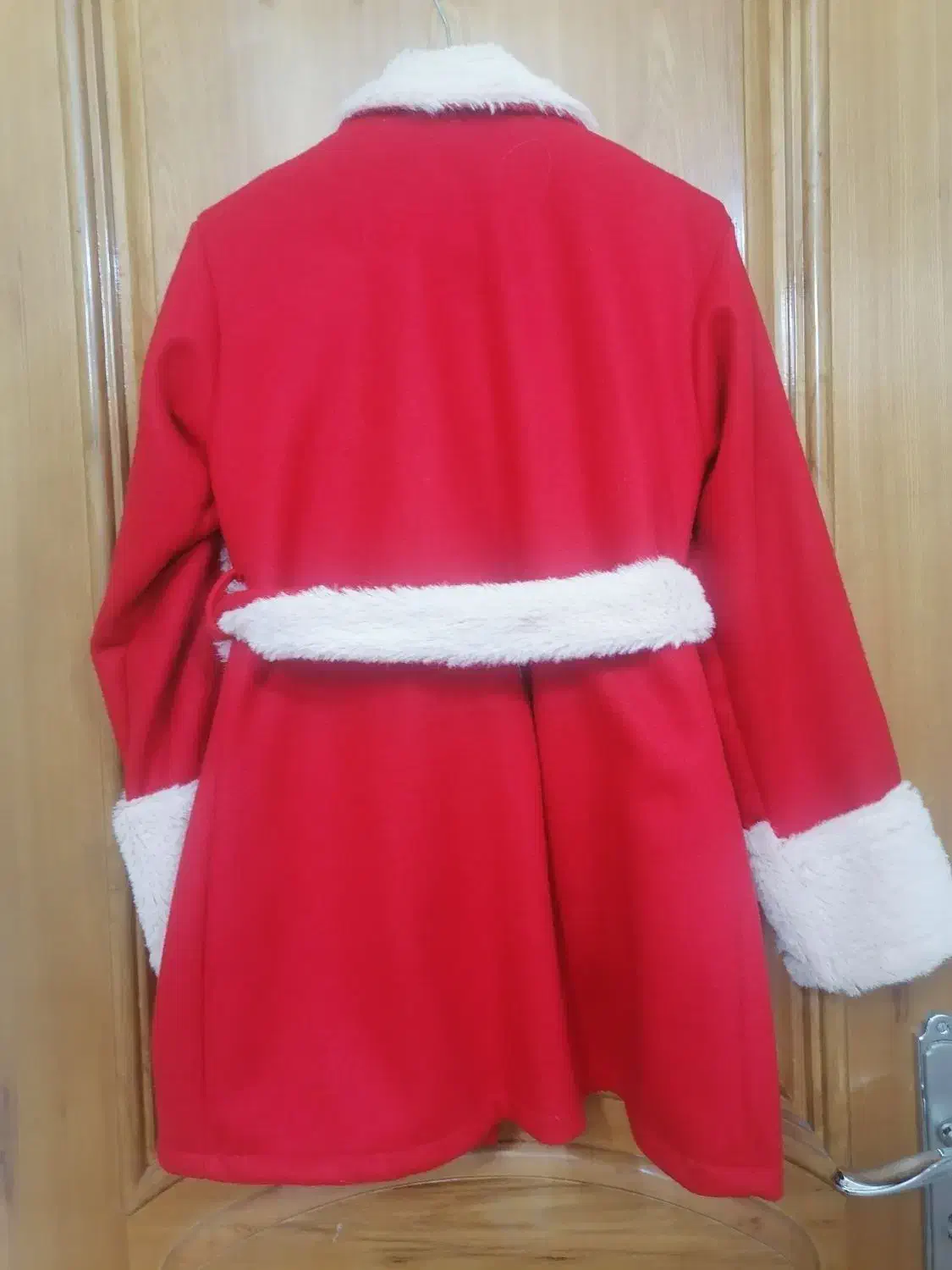 پالتو|لباس|شاهین‌شهر, اقبال لاهوری|دیوار