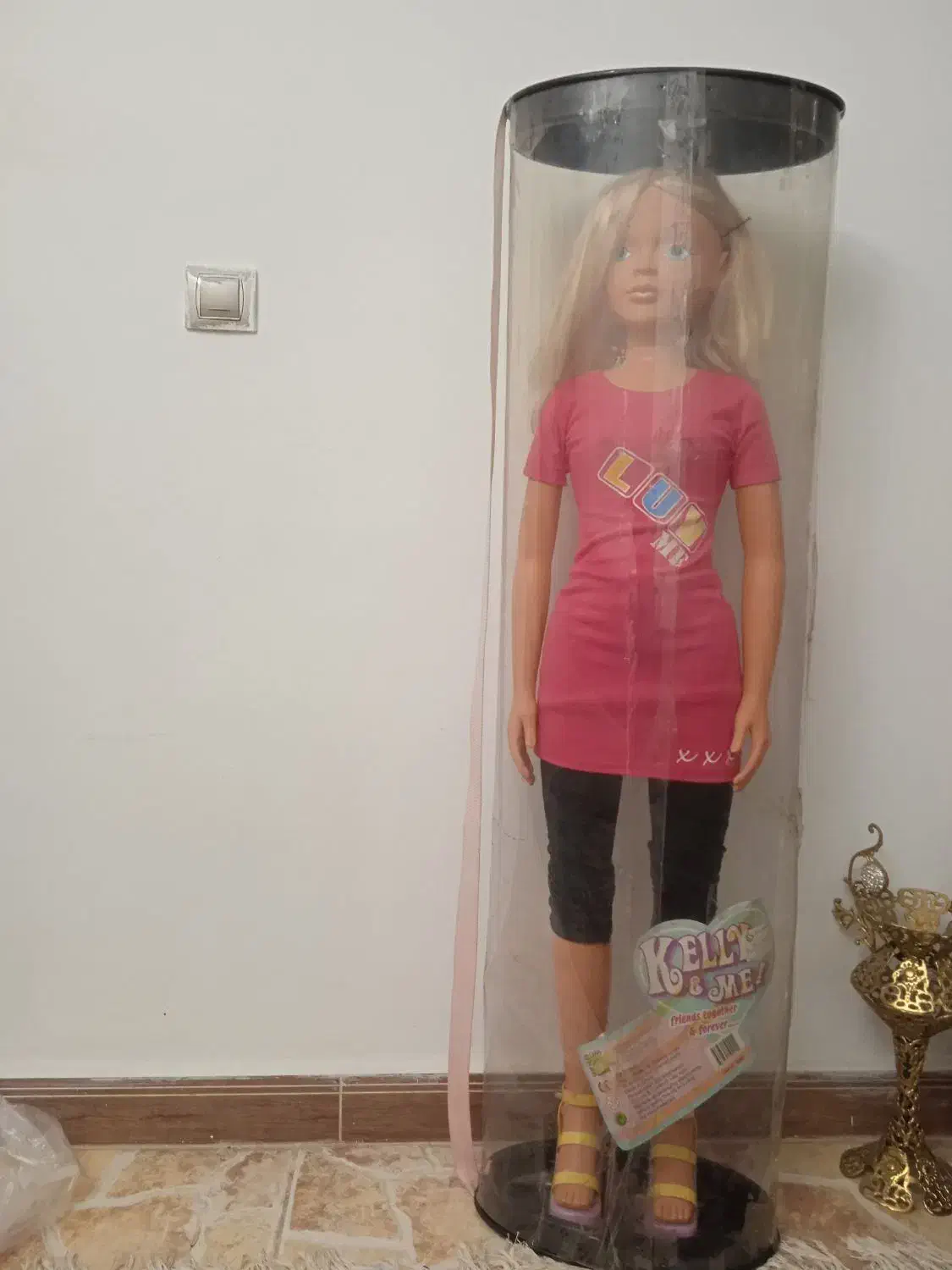 یک عروسک یک متری|اسباببازی بچه|اندیشه, اندیشه فاز ۱|دیوار