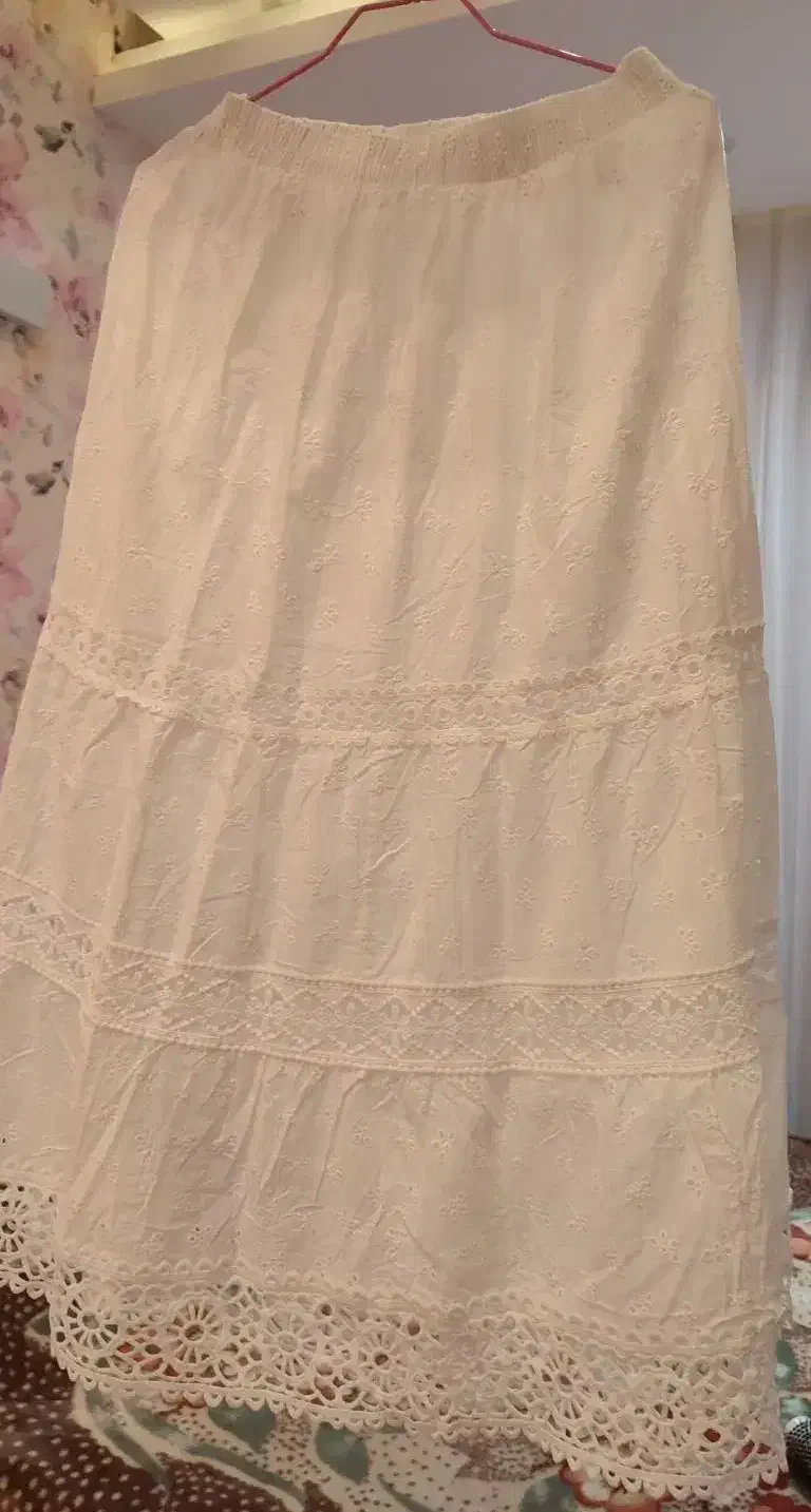 دامن سفید خامه دوزی نو|لباس|رشت, معلم|دیوار