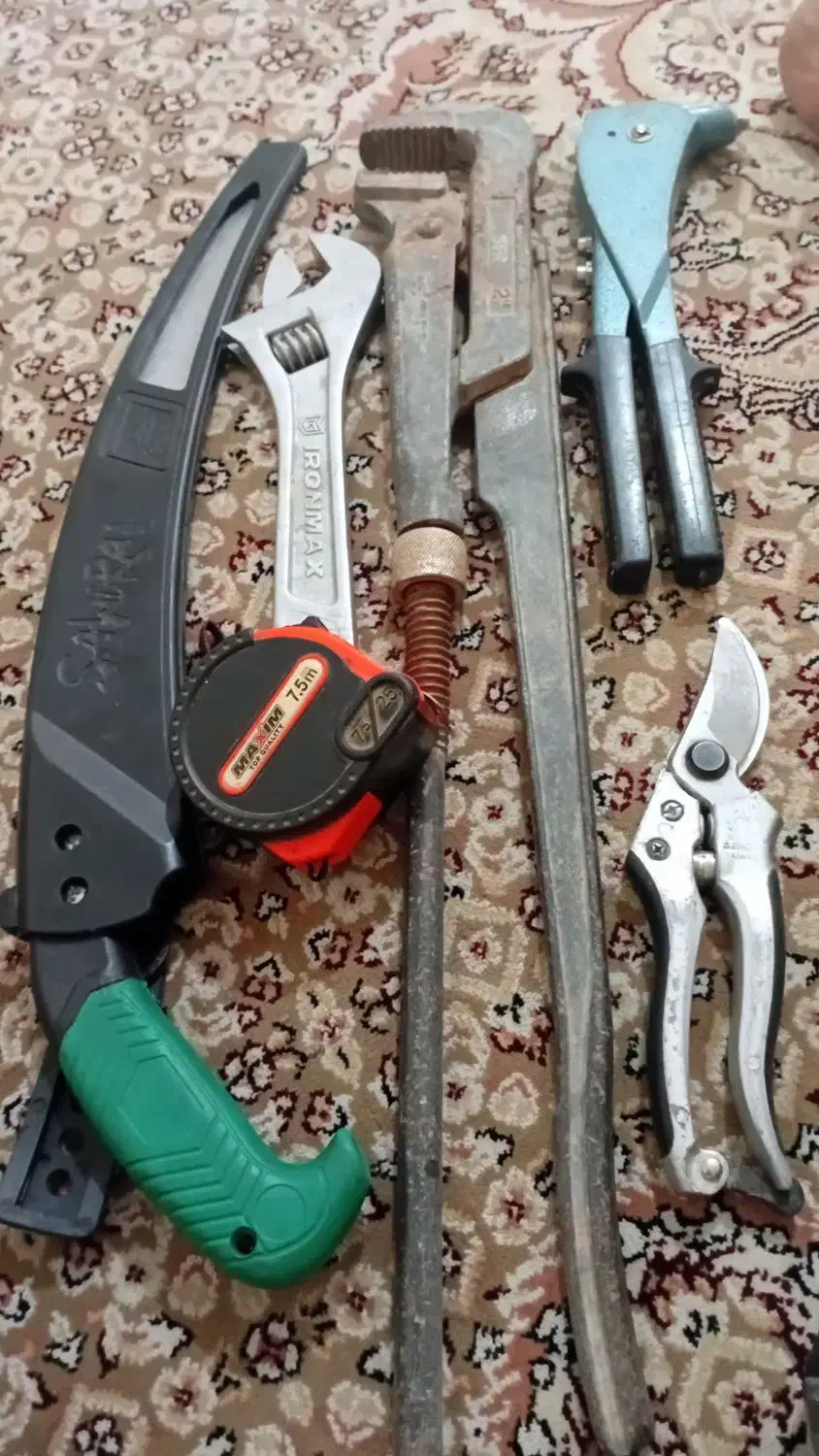 تعدادی وسایل صنعتی|ابزارآلات|شازند, |دیوار