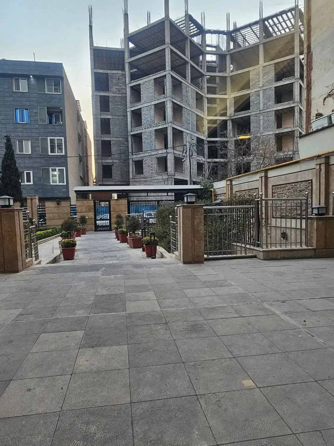 واحد ۱۰۰ متری /۲ خواب برج باغ  ازگل