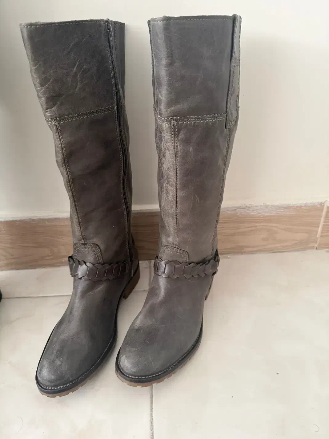 بوت چرم|کیف، کفش، کمربند|فردیس, منظریه|دیوار