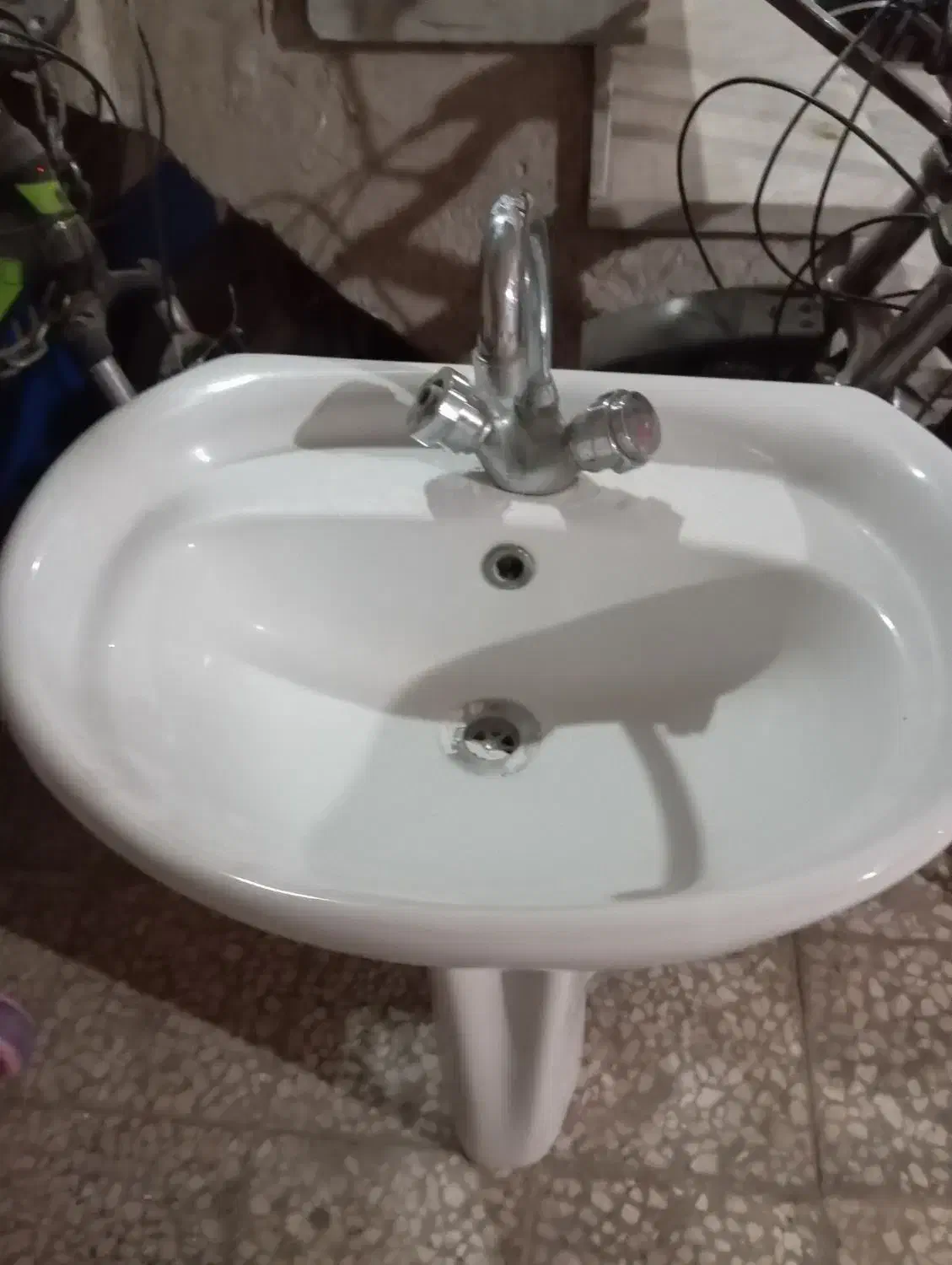 روشویی ، کارکرده با شیر|لوازم سرویس بهداشتی|بومهن, |دیوار