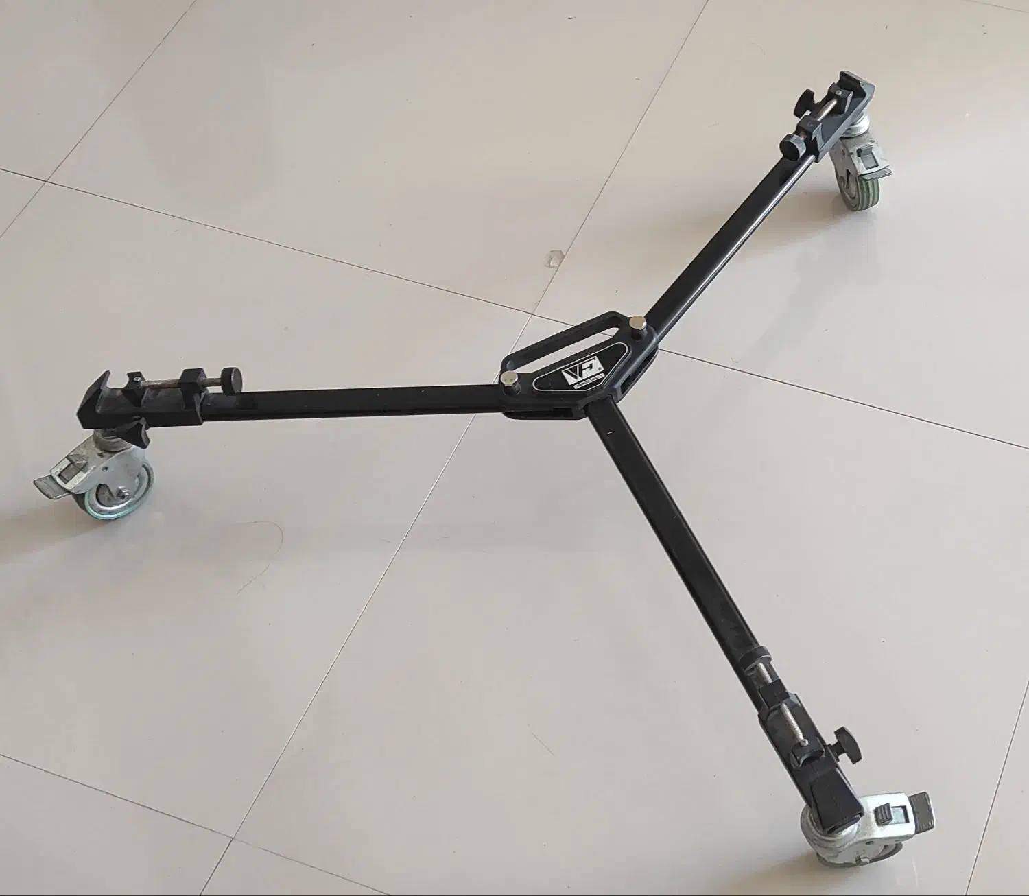 چرخ زیرپایه|دوربین عکاسی و فیلم‌برداری|مشهد, فارغ التحصیلان|دیوار