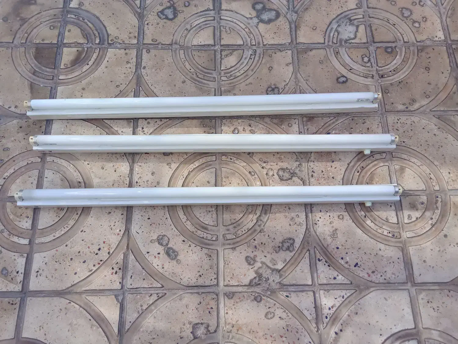 ۴ عدد لامپ مهتابی با پایه و ترانس و استارت در حدنو|لامپ و چراغ|بیجار, |دیوار