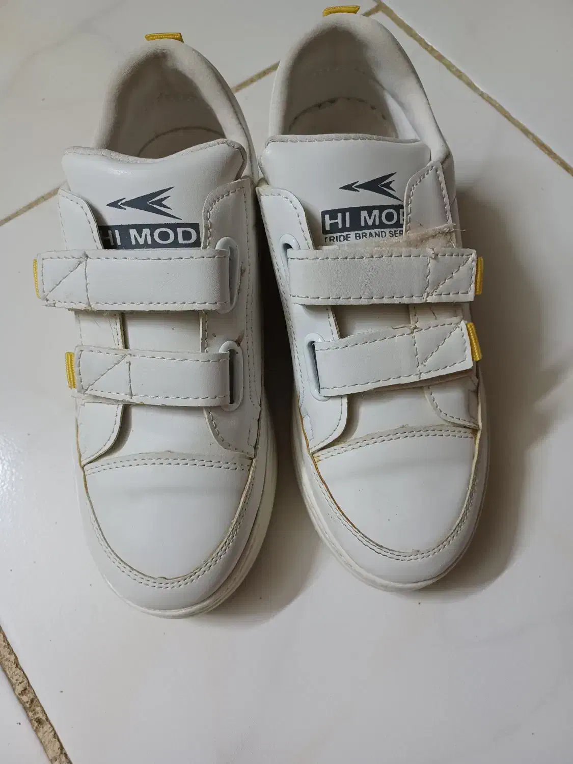 کتانی سفید|کیف، کفش، کمربند|بومهن, |دیوار