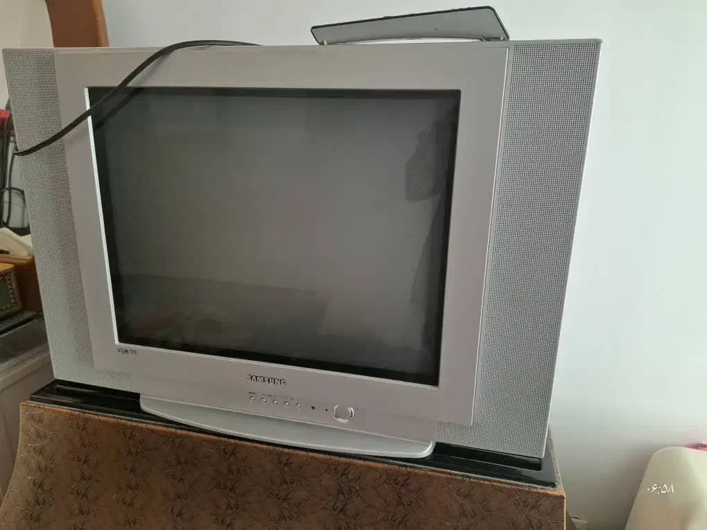 تلویزیون 21اینچ|تلویزیون و پروژکتور|صدرا-فارس, فاز ۱|دیوار