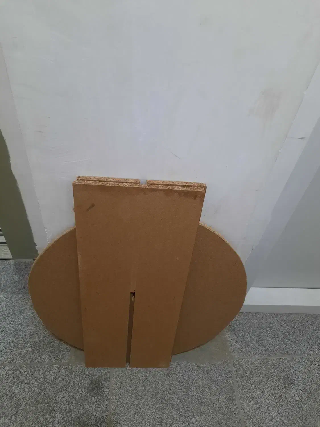 میز گرد|میز تلفن|نیشابور, دارایی|دیوار