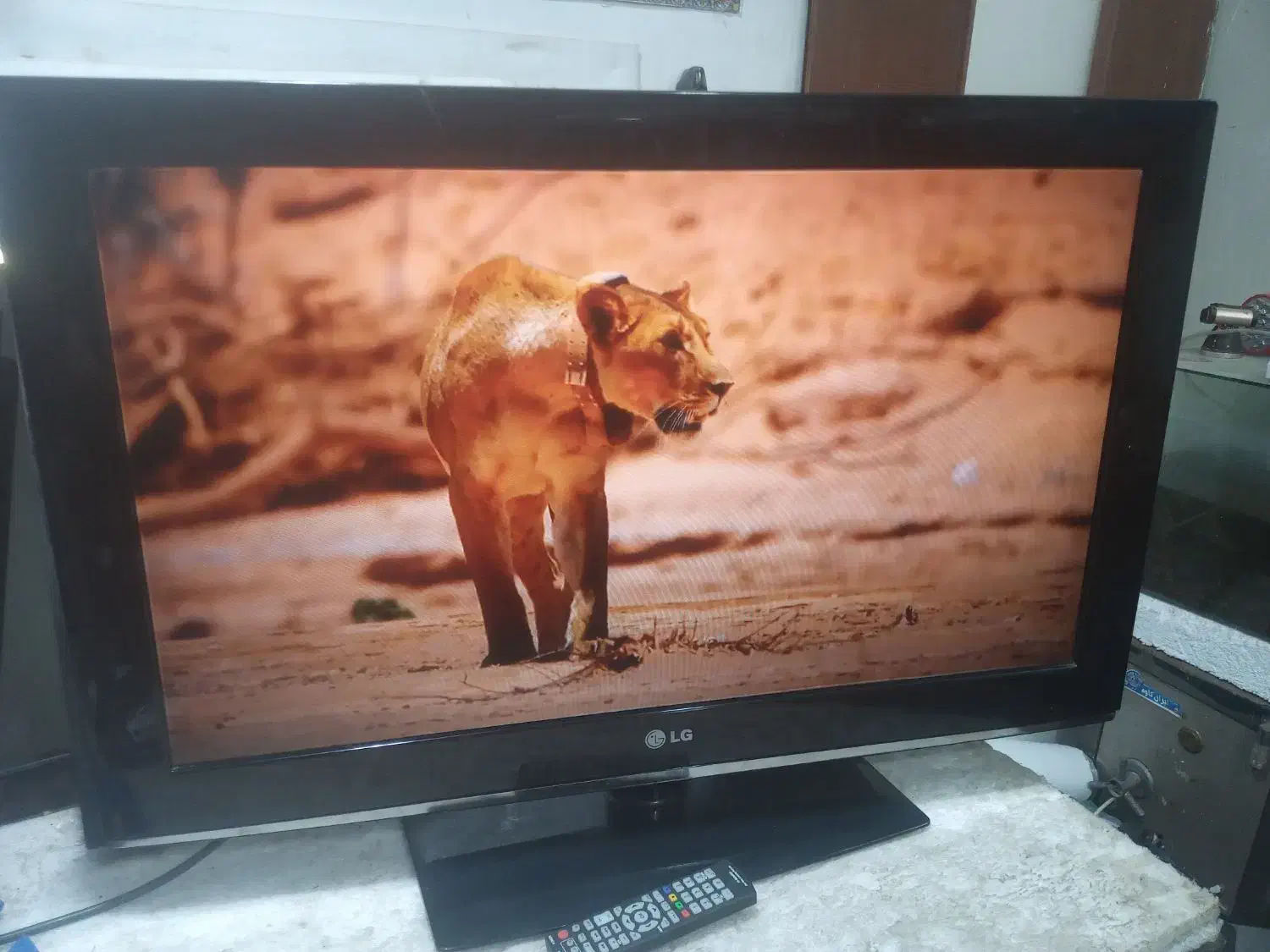ال سی دی 32اینچ ال جی کاملا سالم|تلویزیون و پروژکتور|اراک, |دیوار