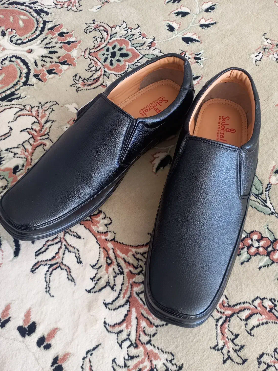 کفش|کیف، کفش، کمربند|مهریز, |دیوار