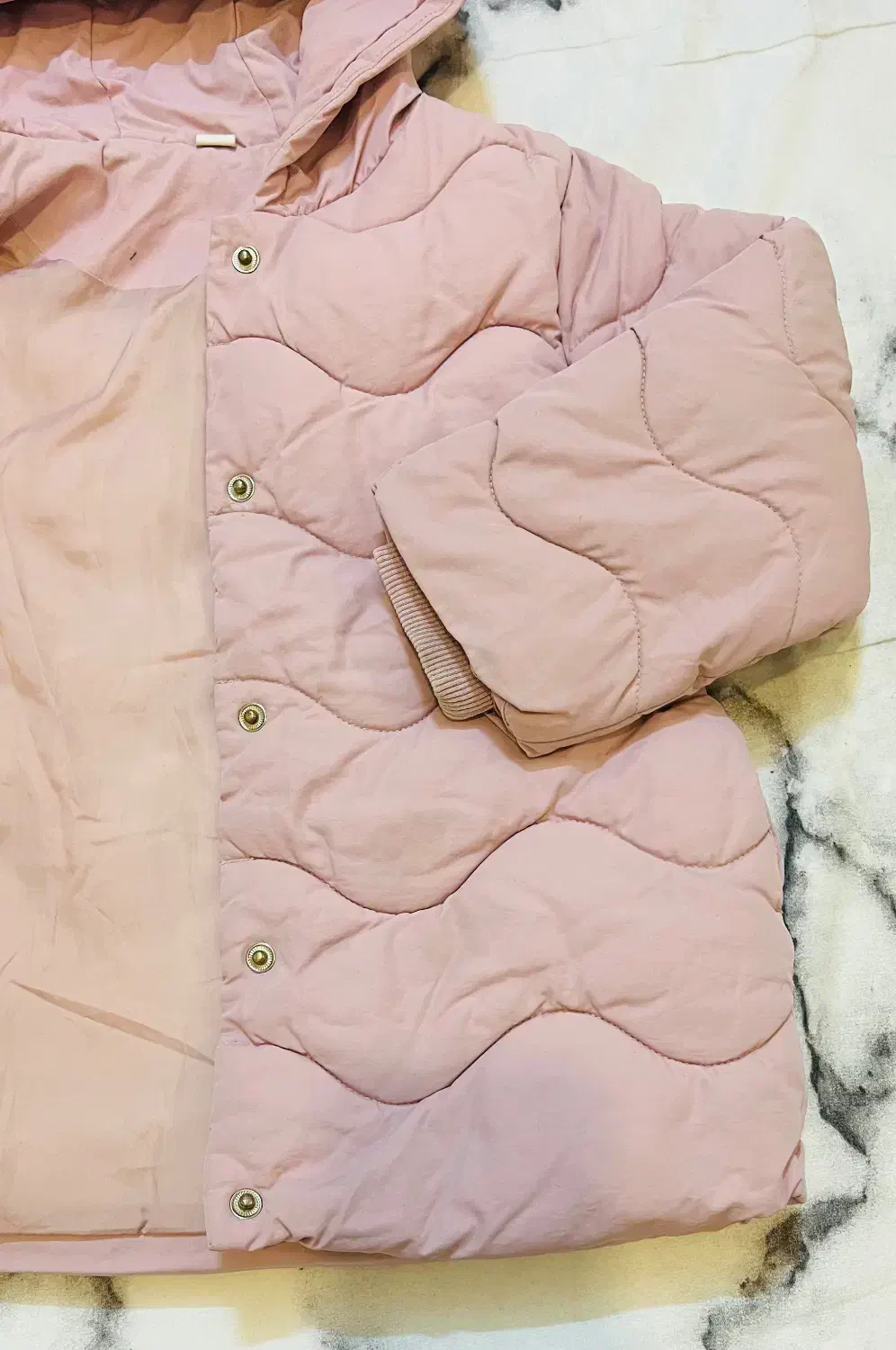 کاپشن|کفش و لباس بچه|ری, علایین|دیوار