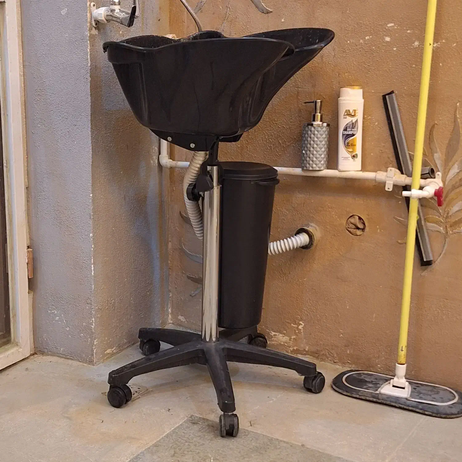 سرشور متحرک مخزن دار آرایشگاهی|آرایشگاه و سالنهای زیبایی|سراوان, |دیوار