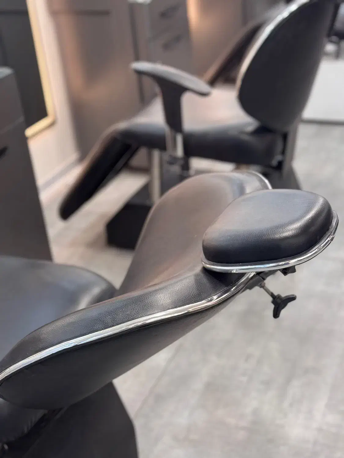 صندلی آرایشگاه|آرایشگاه و سالن‌های زیبایی|رشت, گلسار|دیوار