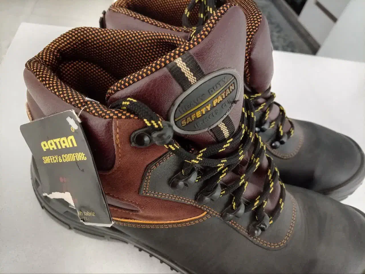 کفش کارایمنی|کیف، کفش، کمربند|برخوار, |دیوار