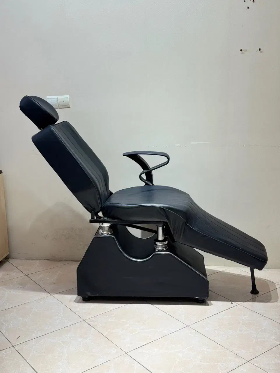 صندلی اصلاح کپ و اپنی و آینه شلف ناخن پارتیشن|آرایشگاه و سالن‌های زیبایی|بندرعباس, |دیوار