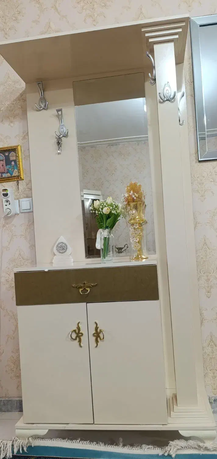 گنجه و جاکفشی|بوفه، ویترین، کنسول|تربت‌حیدریه, ترمینال|دیوار