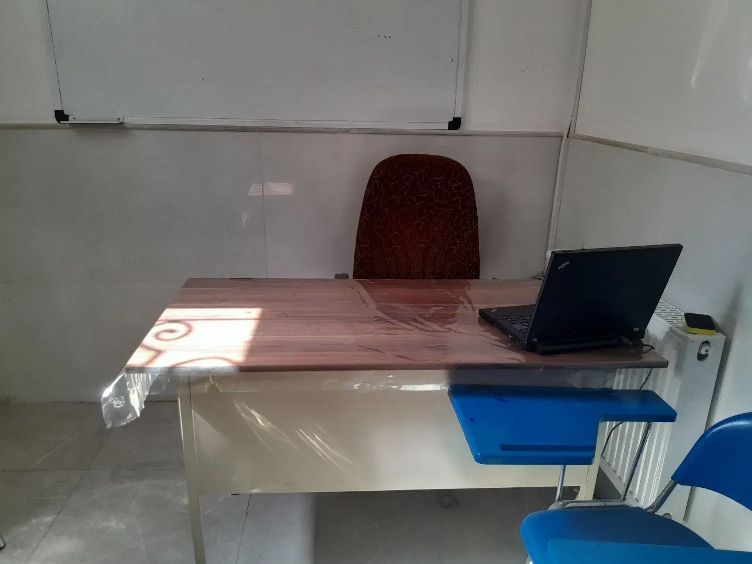 تعدادی میز کار و میز معلم جنس درجه یک و در حد نو|میز تحریر و کامپیوتر|ساوه, |دیوار