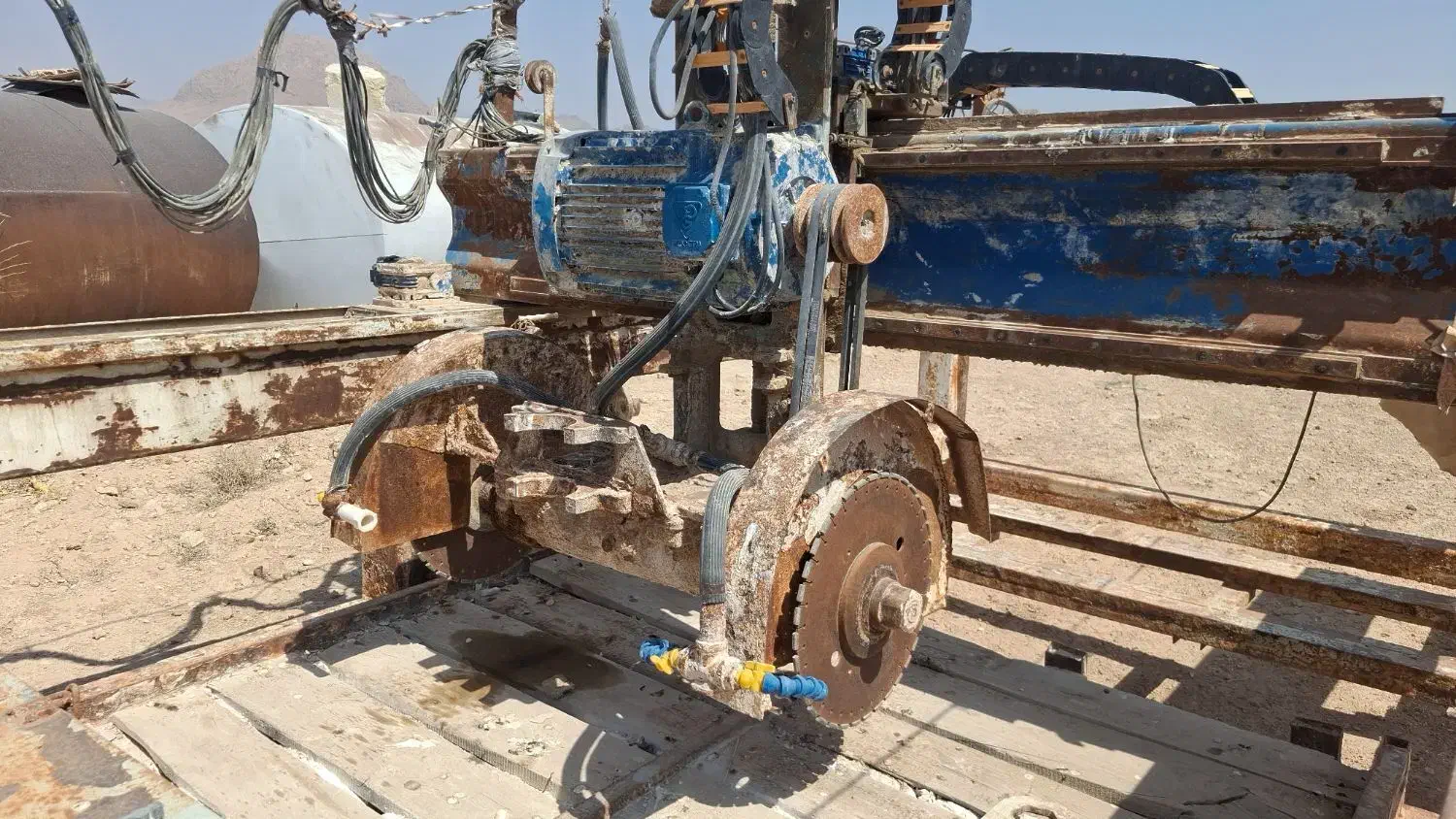 نرده زن،صراحی زن چهارگوش|ماشین‌آلات صنعتی|میمه, |دیوار