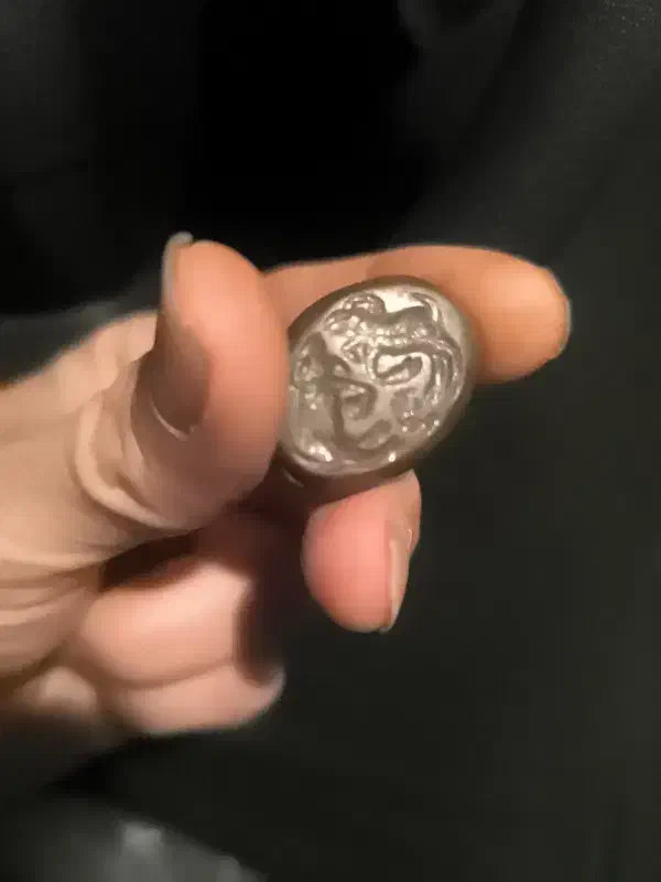 یک عدد مهر سنگی|کلکسیون اشیاء عتیقه|فردیس, فردیس|دیوار