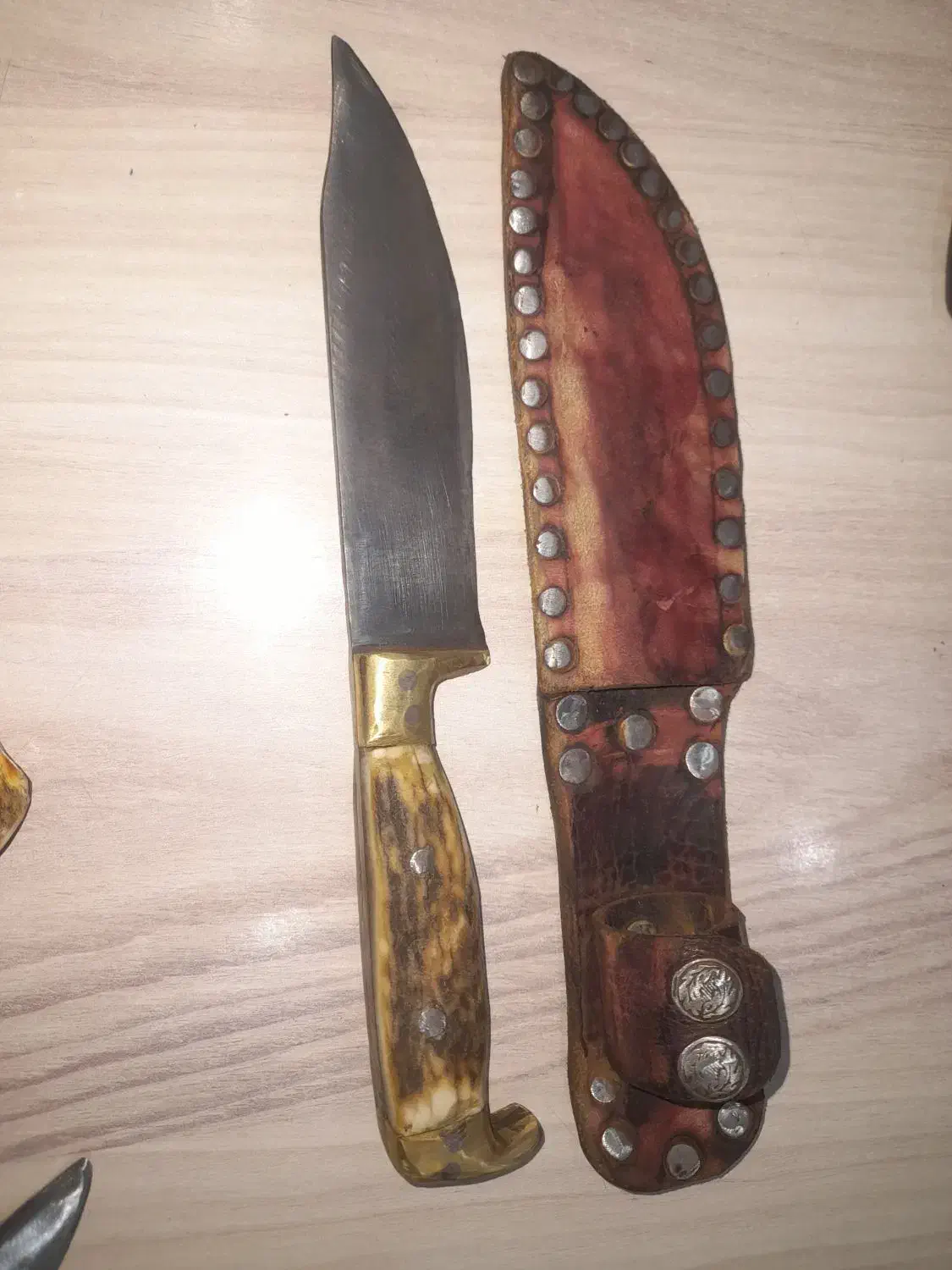 چاقو و کارد کمری استخوان و چرم|کلکسیون اشیاء عتیقه|جلین, |دیوار