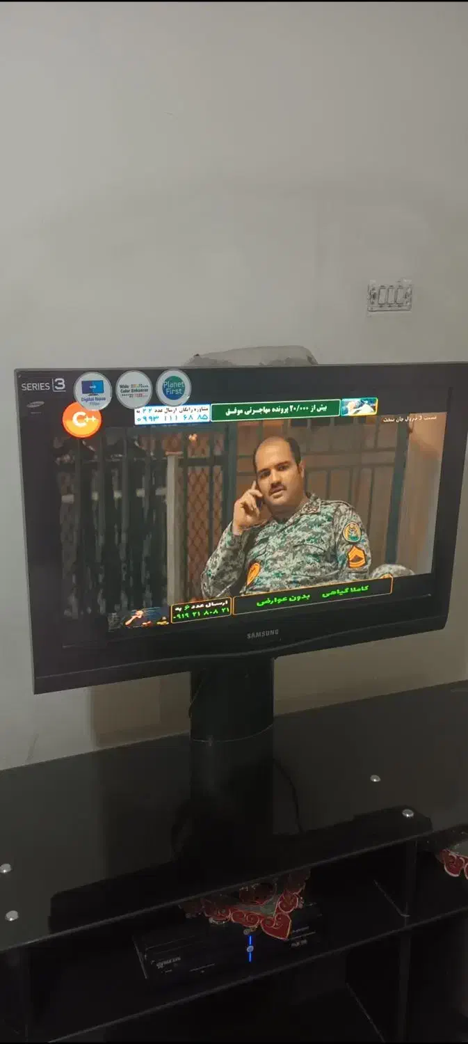 تلویزیون سامسونگ ۳۲ اینچ اصلی و میز|تلویزیون و پروژکتور|شیراز, گلشن|دیوار