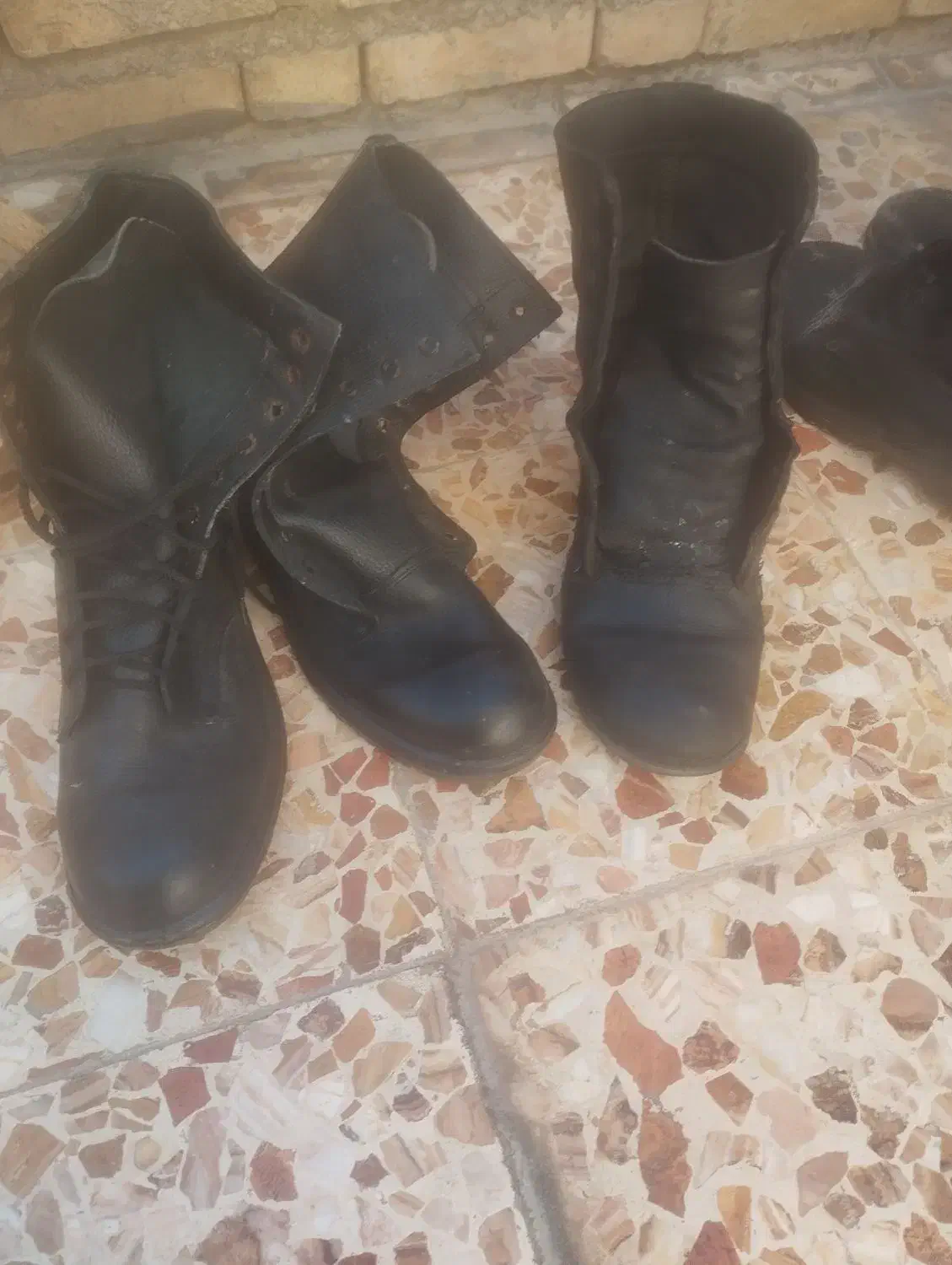 پوتین سربازی|کیف، کفش، کمربند|ایذه, |دیوار