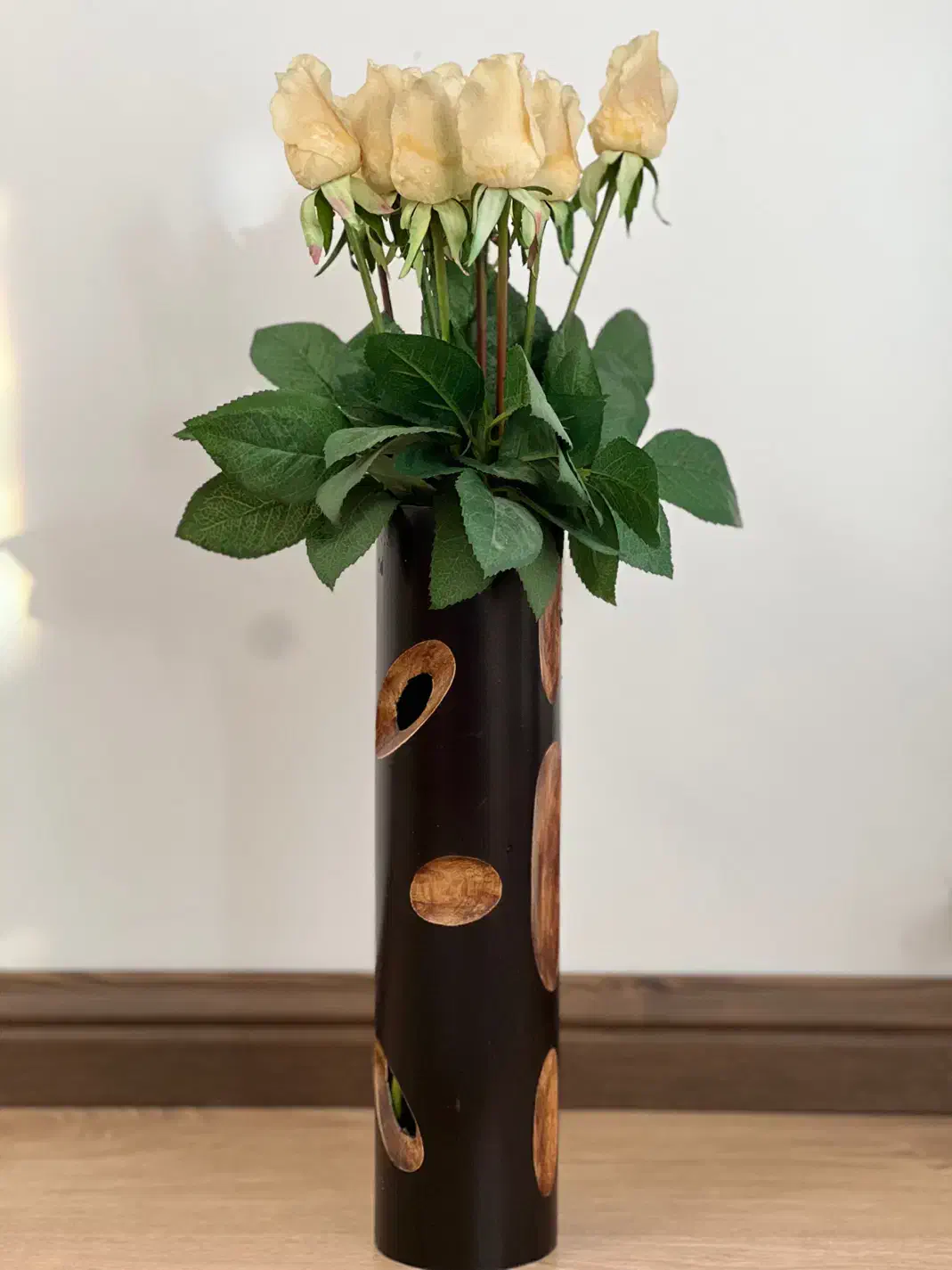 گلدان چوبی و گل رز|گل مصنوعی|قزوین, |دیوار