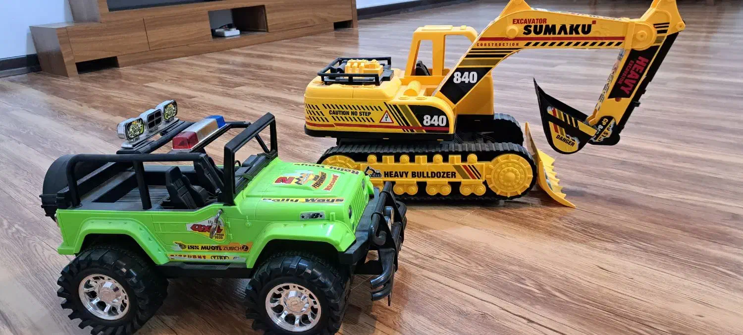 ماشین بازی جیپ و جرثقیل|اسباب‌بازی بچه|بروجن, |دیوار