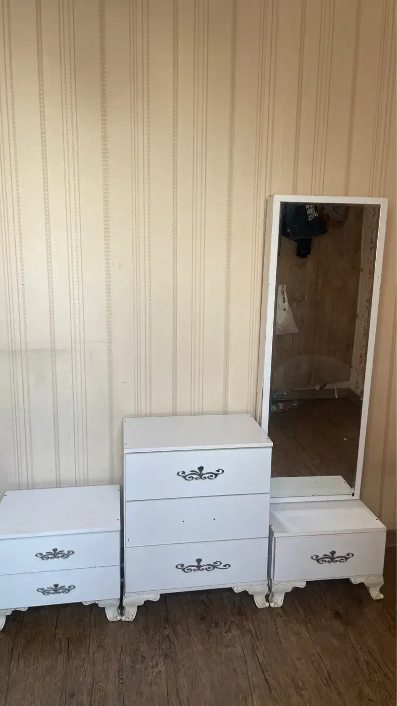 میز ارایشی با ایینه قدی و فایل پاتختی همه باهم|تخت و سرویس خواب|شیراز, کوی وحدت|دیوار