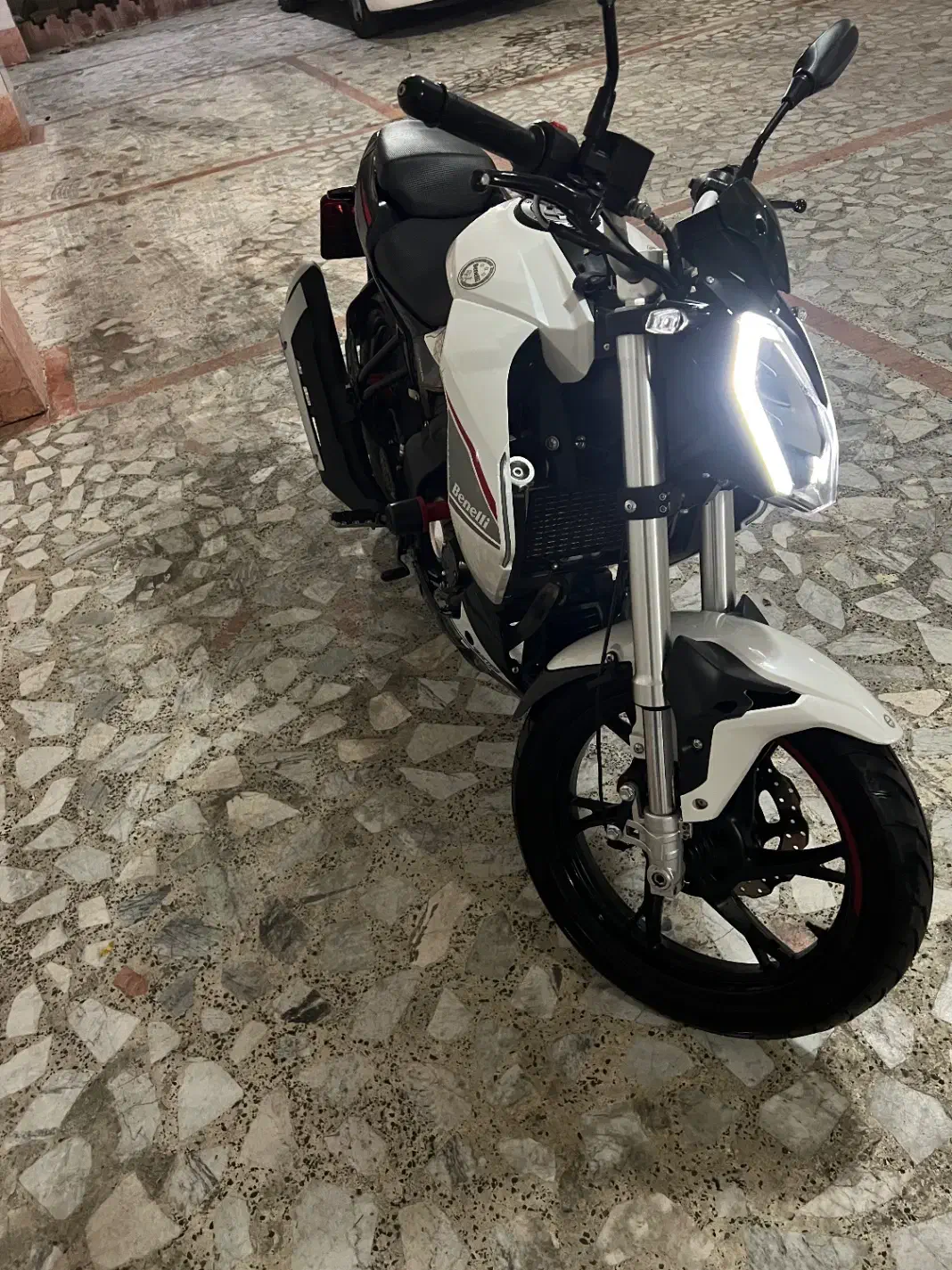 بنلی ۱۸۰|موتورسیکلت|رشت, چله خانه|دیوار