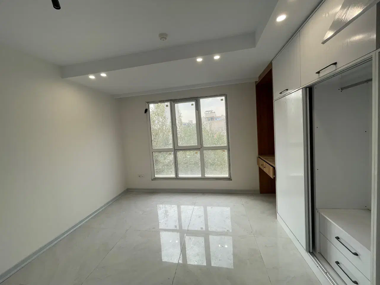 واحد آپارتمان ۲۰۰ متری ، نوساز ، سروستان پاسداران