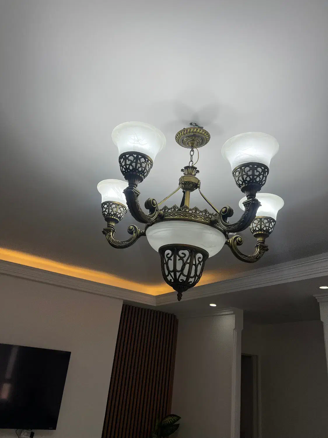 فروش یک جفت لوستر اماراتی مجلل و یک جفت حصیری|لوستر و چراغ آویز|اندیشه, اندیشه فاز ۳|دیوار