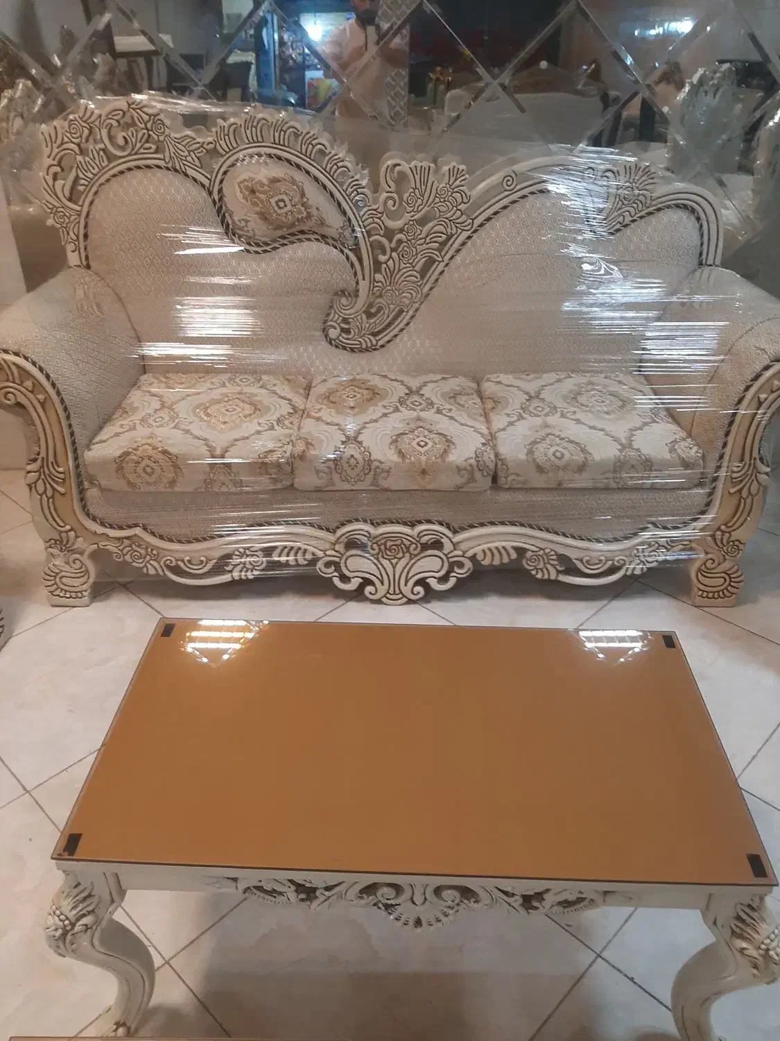 مبل ۷نفره کلاسیک بامیزعسلی مناسب جهیزیه درحدنونونو|مبلمان خانگی و میز عسلی|قائمشهر, |دیوار