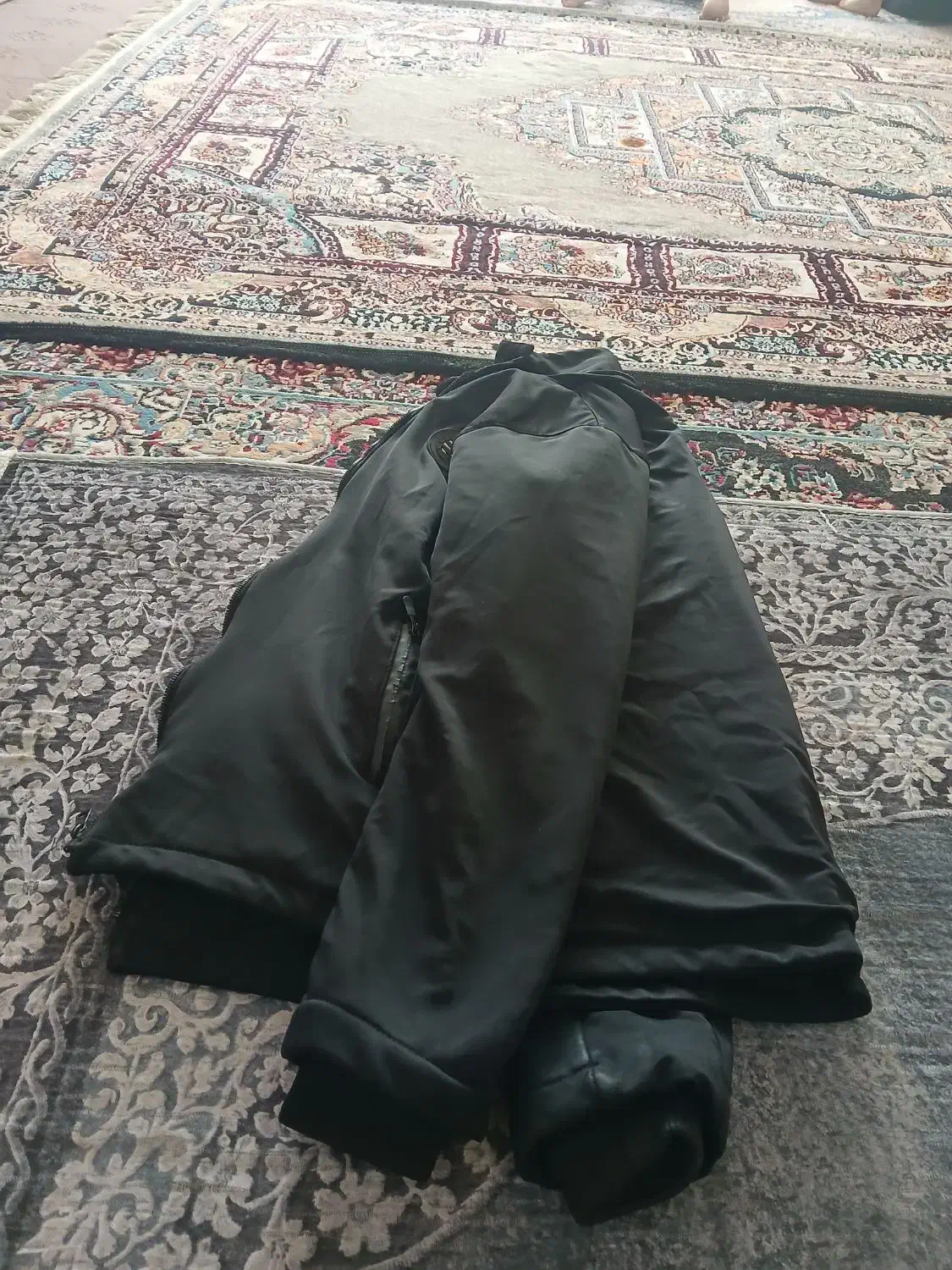 کاپشن|لباس|اصفهان, پوریای ولی|دیوار