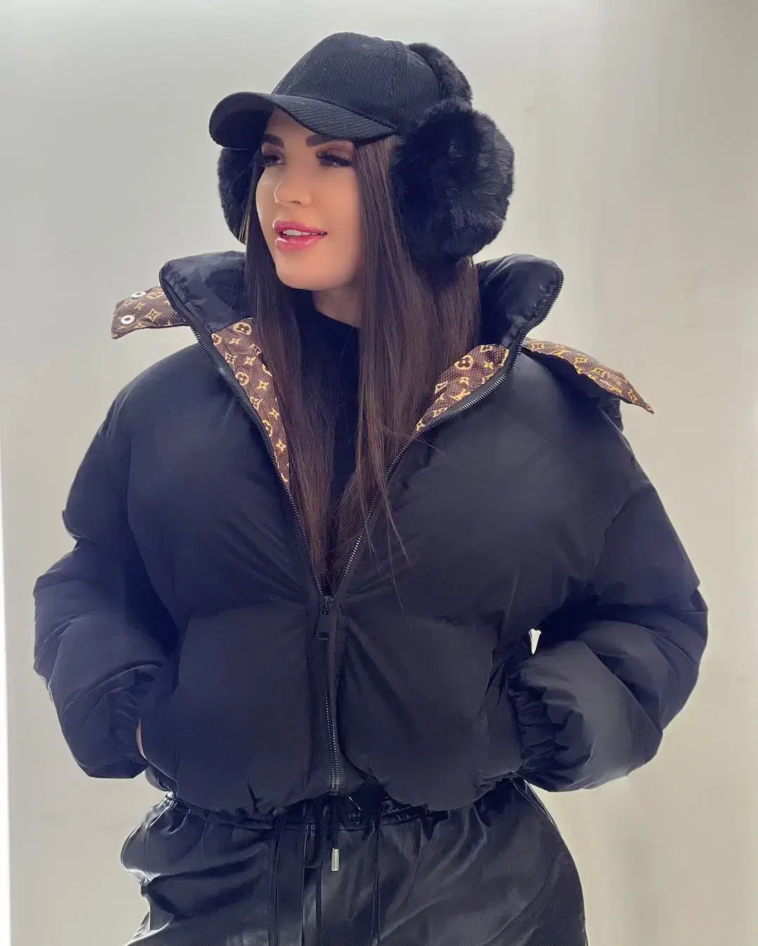 کاپشن.خیلی تنخورش خفنه|لباس|صائین قلعه, |دیوار