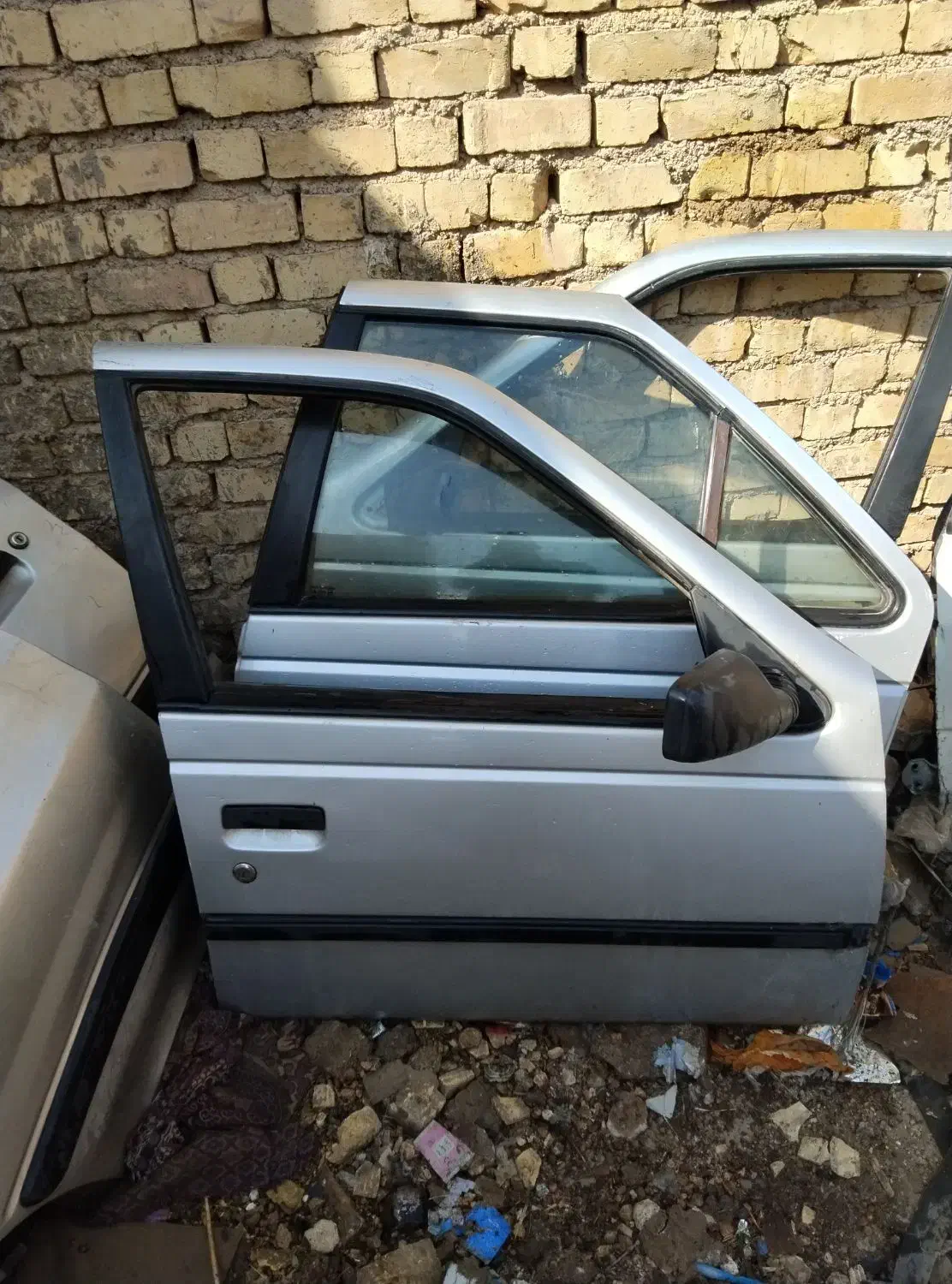 درب پژو رنگ نقره‌ای و نوک مدای|قطعات یدکی و لوازم جانبی|شیراز, کرونی(خاتونک)|دیوار