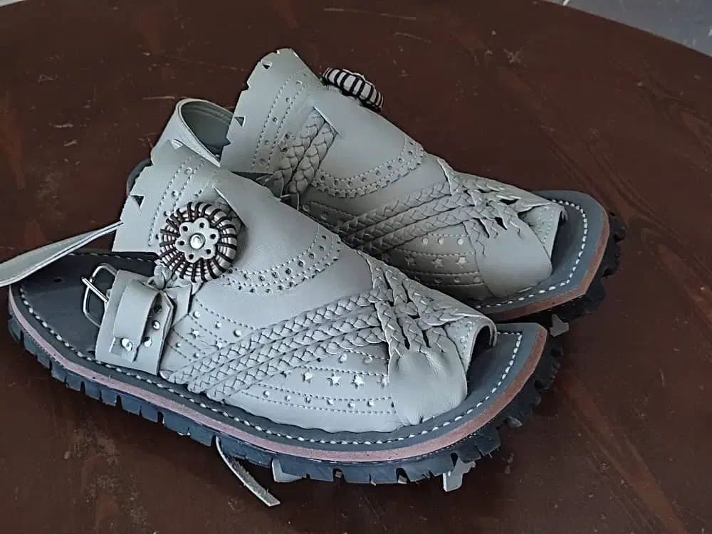 کفش «چَوَت» دست دوز|کیف، کفش، کمربند|خاش, |دیوار