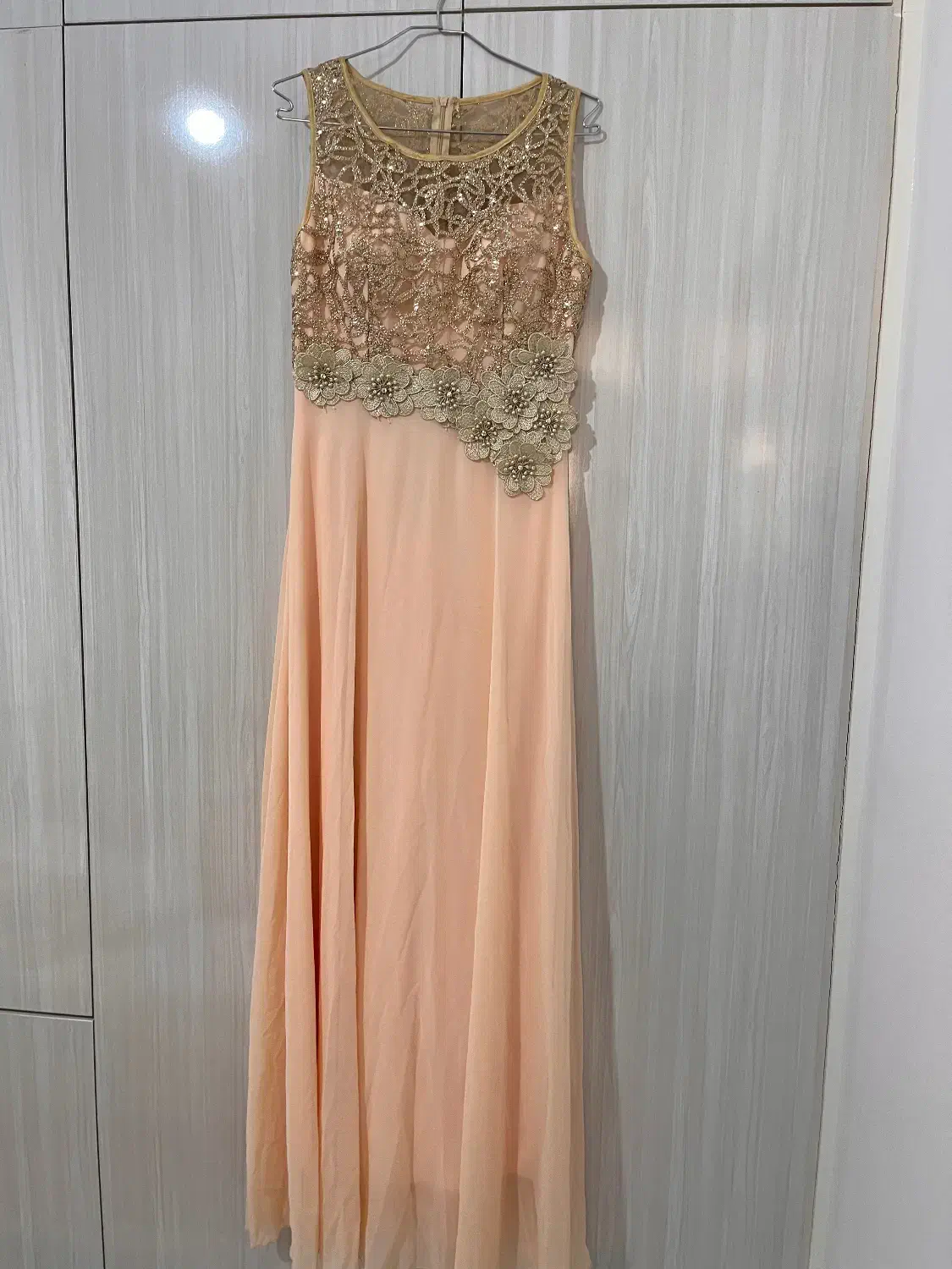 لباس مجلسی|لباس|رزن, |دیوار