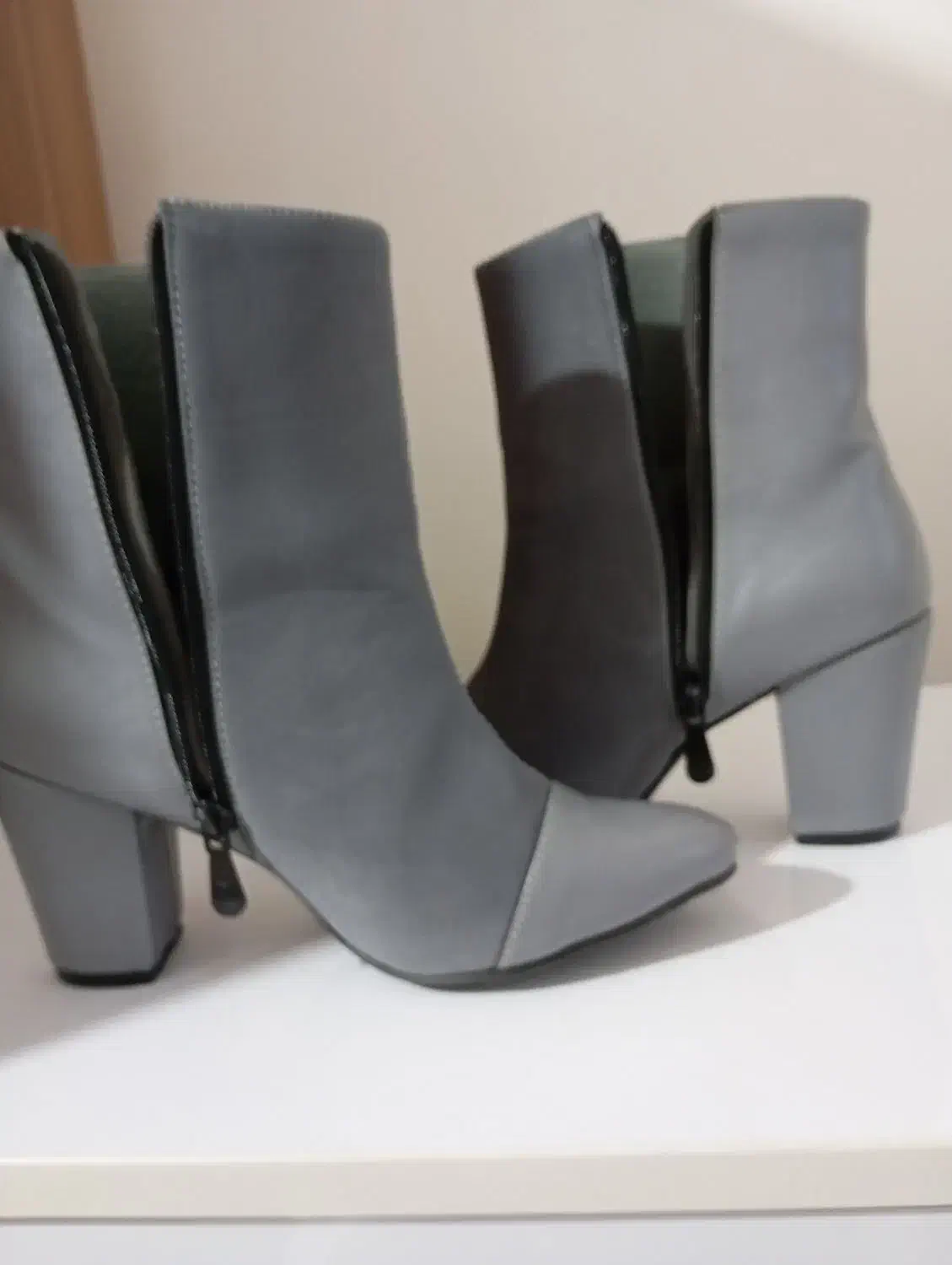 کفش|کیف، کفش، کمربند|نقده, |دیوار