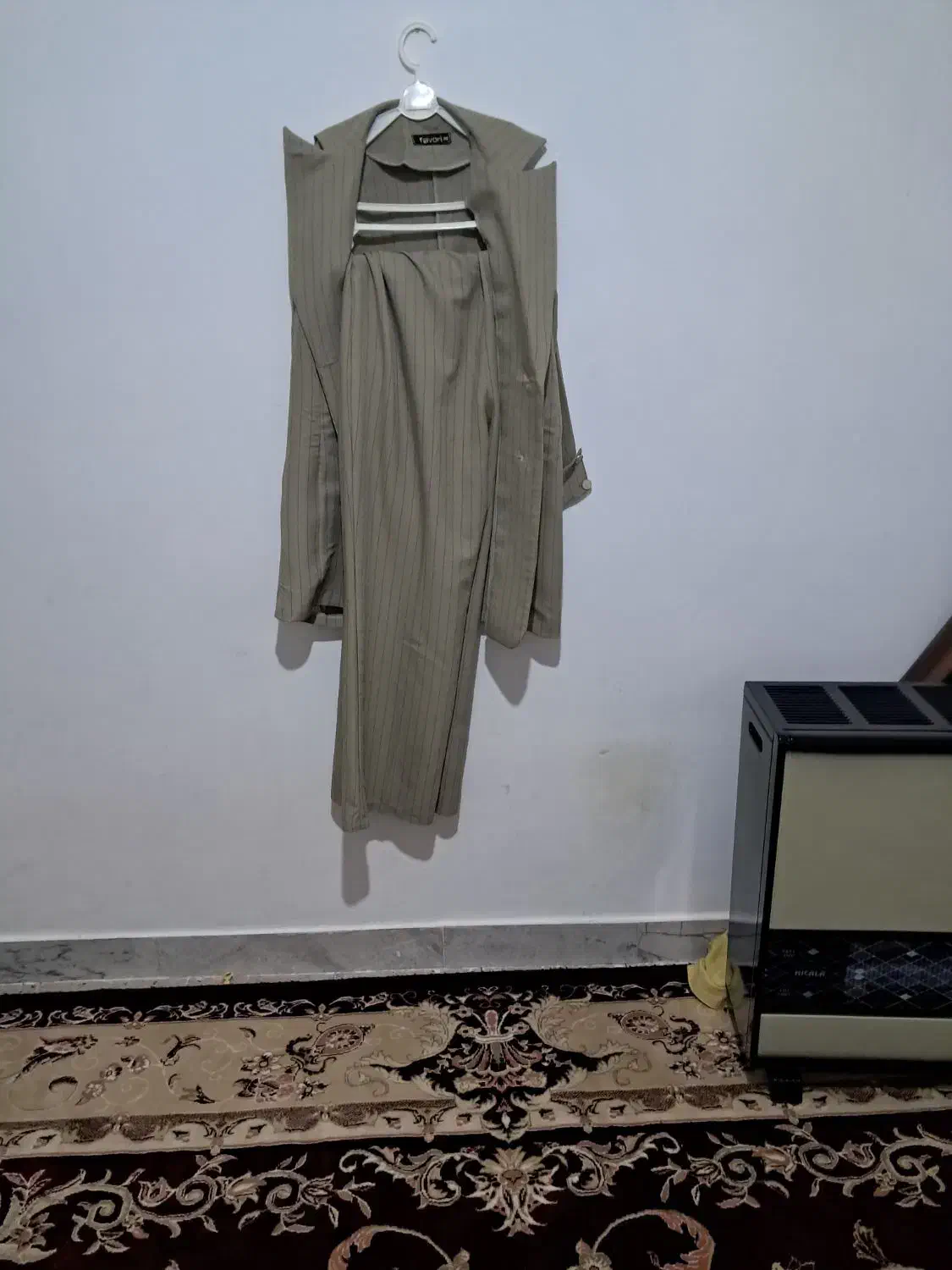 لباس در حد نو|لباس|قروه, |دیوار