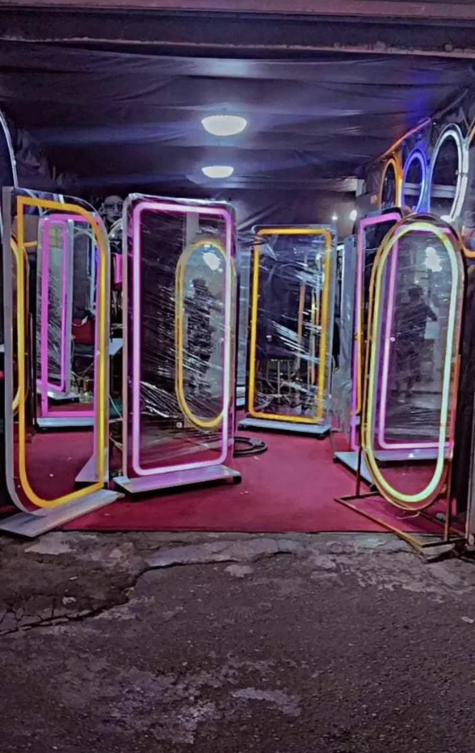 تخت مژه/استند لاک/رگال/ست مانیکور وپدیکور|آرایشگاه و سالنهای زیبایی|دهگلان, |دیوار