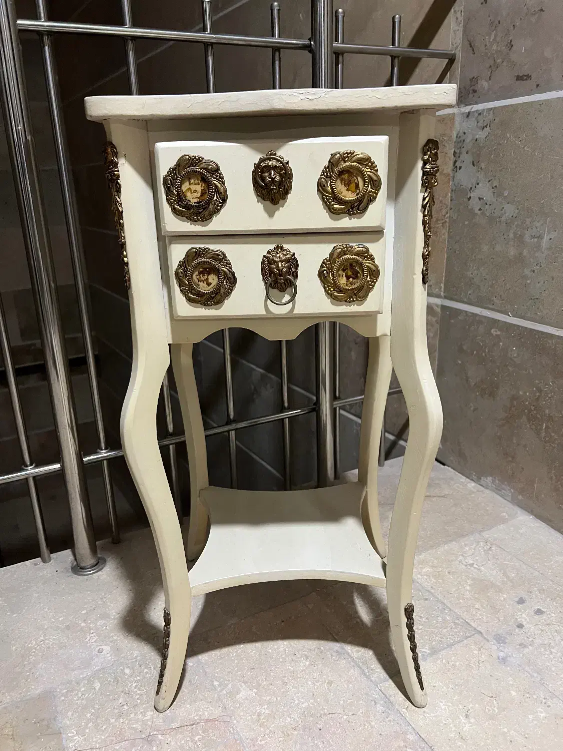 میز تلفن|میز تلفن|رشت, چمارسرا|دیوار