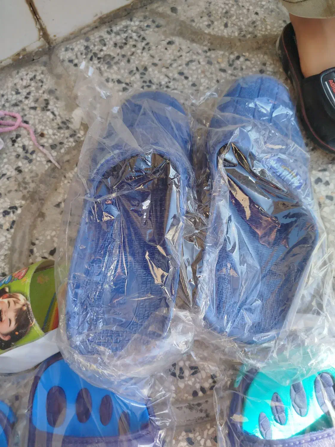 حراج دمپایی فقط بخاطر جمع کردن مغازه|کیف، کفش، کمربند|یاسوج, |دیوار