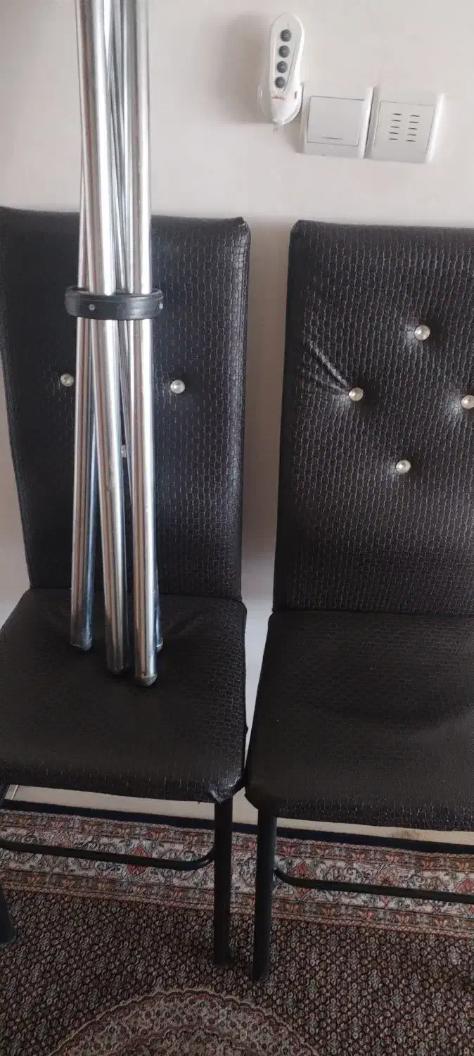 صندلی چرم و پایه فلزی میز گرد|میز و صندلی غذاخوری|سهند, |دیوار