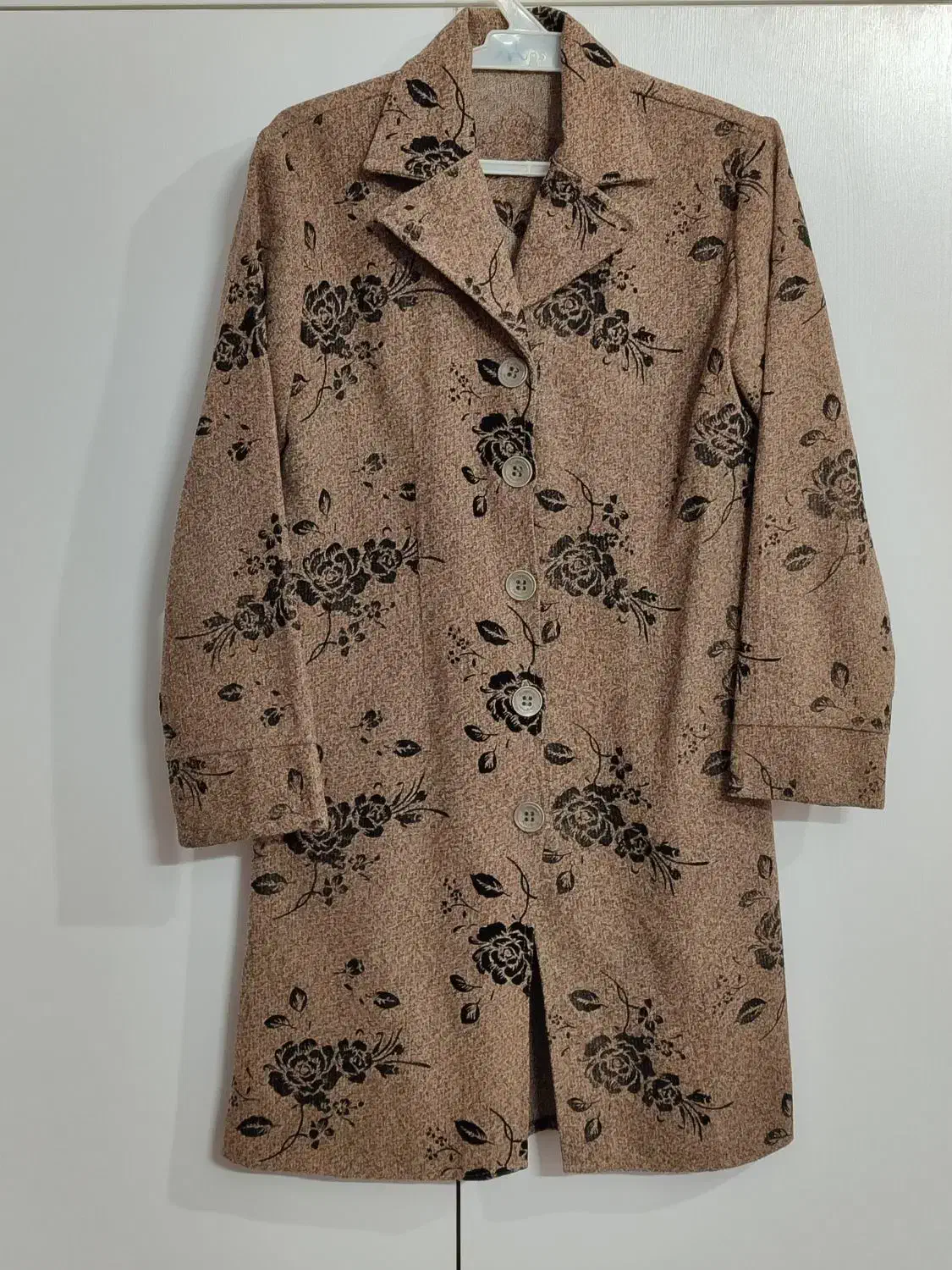 تعدادی پالتو و مانتو زنانه با قیمت مناسب|لباس|بیرجند, |دیوار