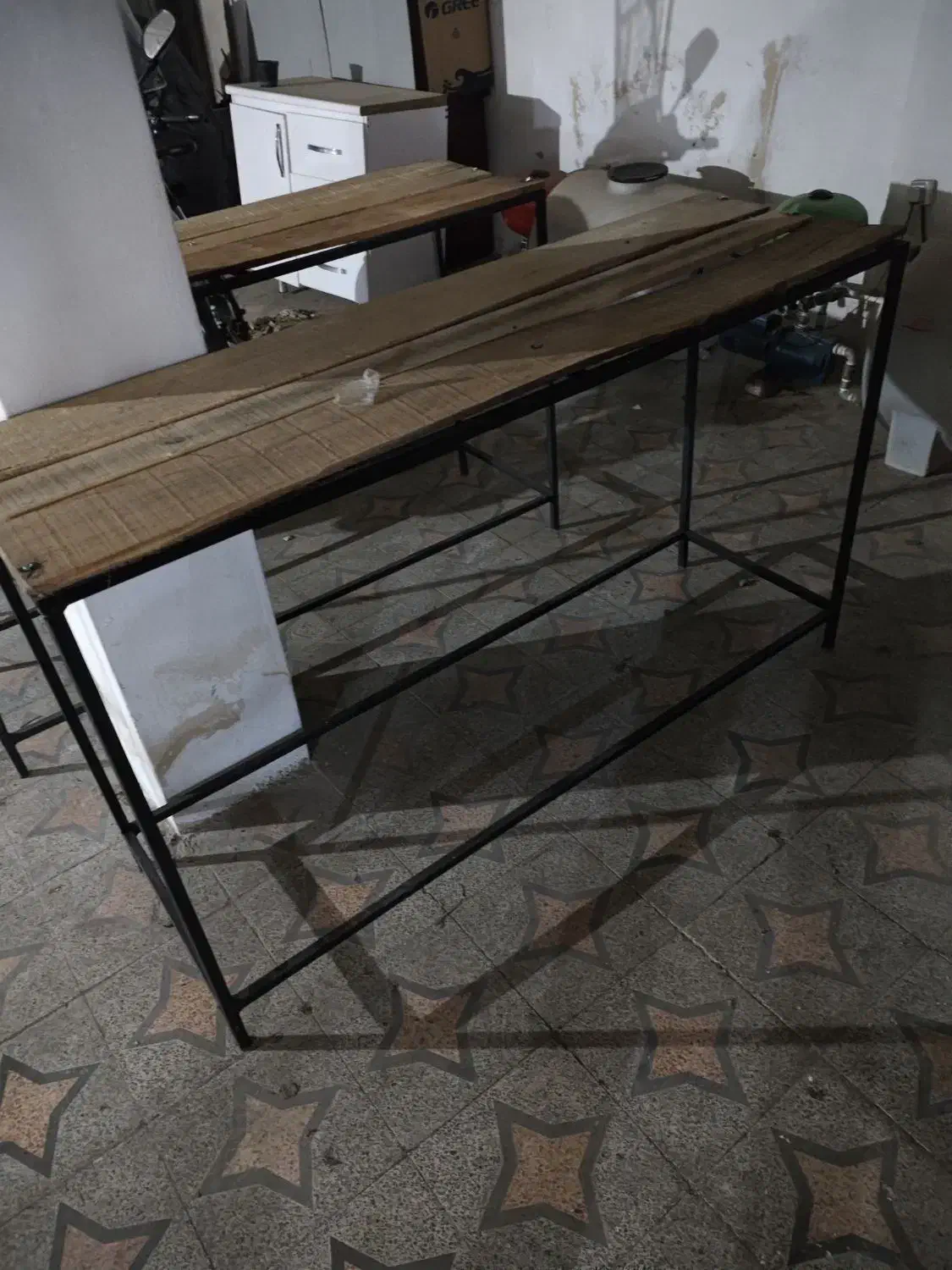 میز اهنی محمکم|میز و صندلی غذاخوری|لاهیجان, کاروانسرابر|دیوار